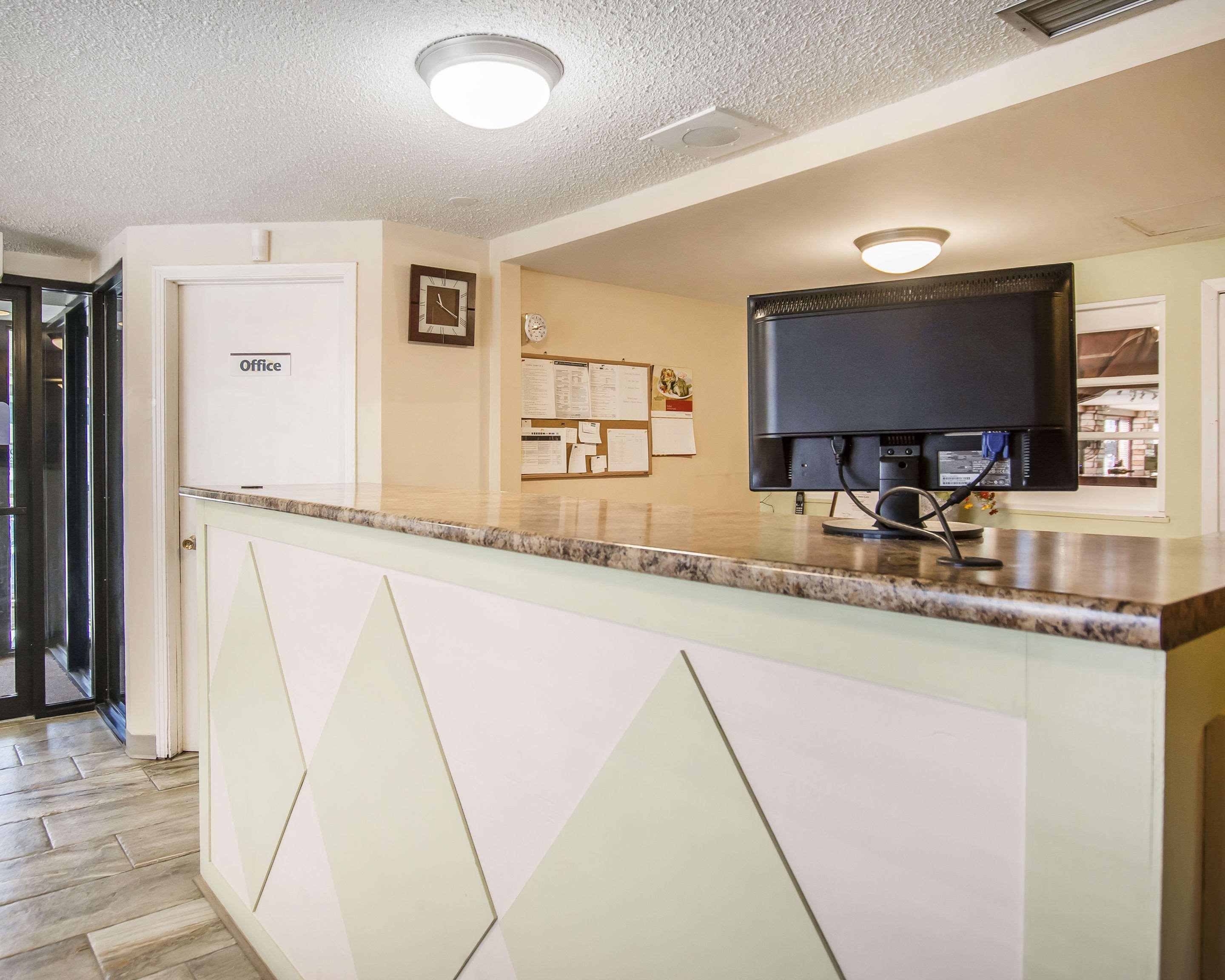 Econo Lodge Miramichi Bagian luar foto