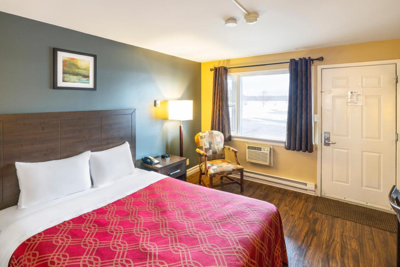 Econo Lodge Miramichi Bagian luar foto