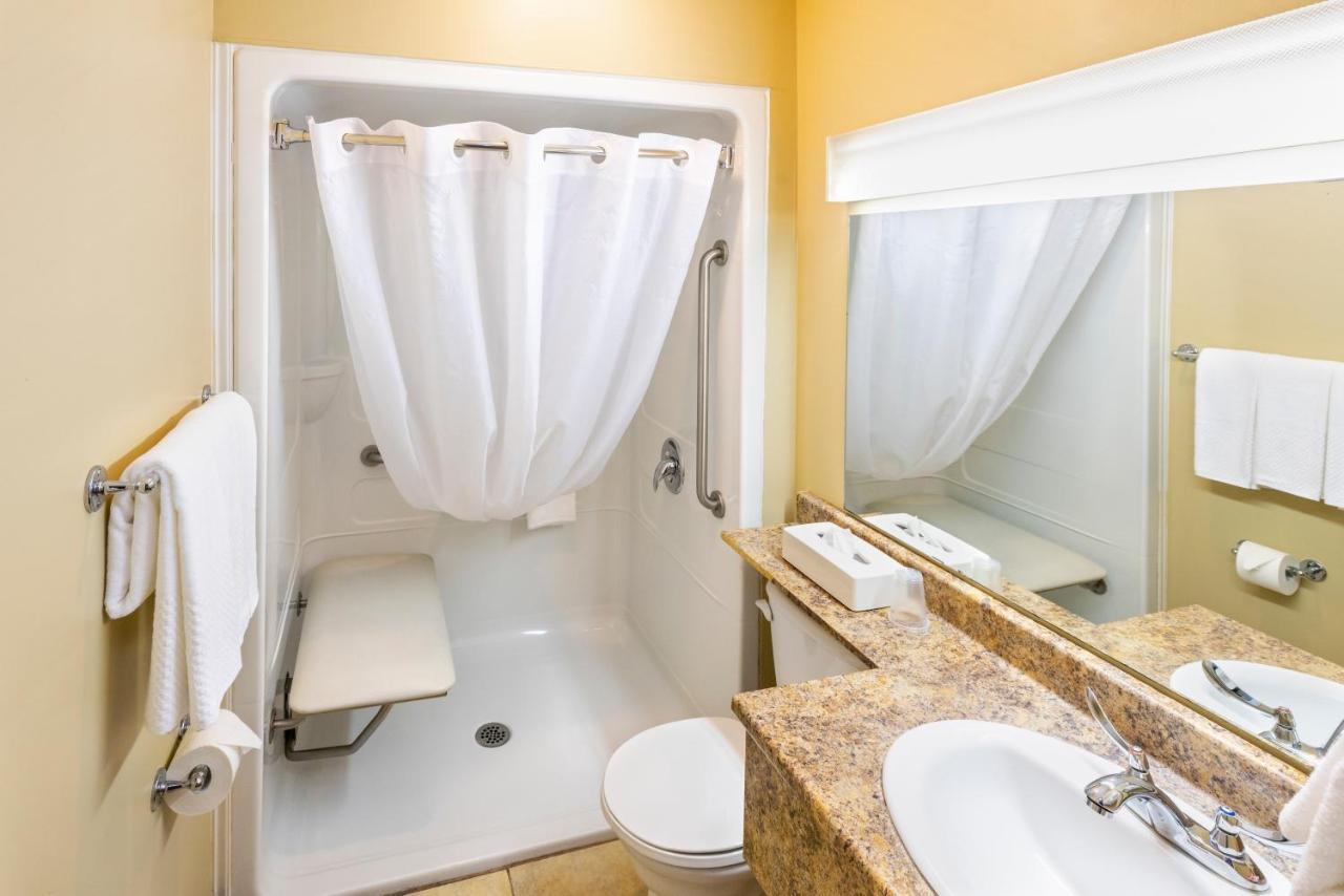 Econo Lodge Miramichi Bagian luar foto