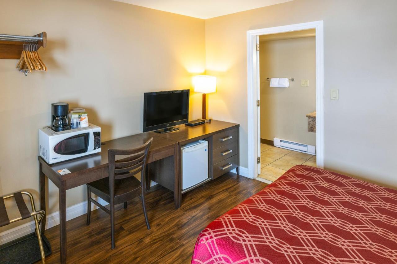 Econo Lodge Miramichi Bagian luar foto