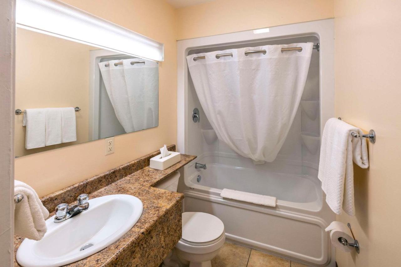 Econo Lodge Miramichi Bagian luar foto