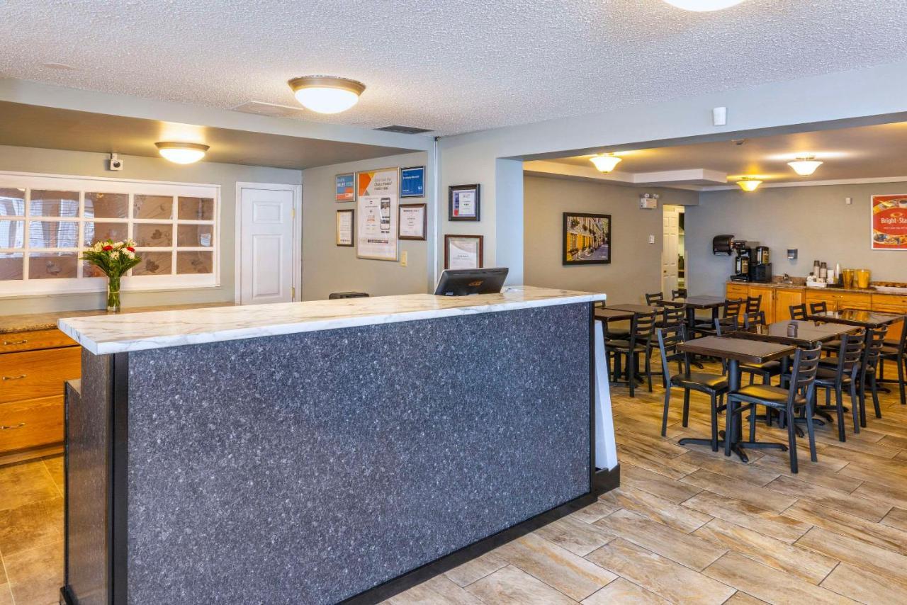 Econo Lodge Miramichi Bagian luar foto