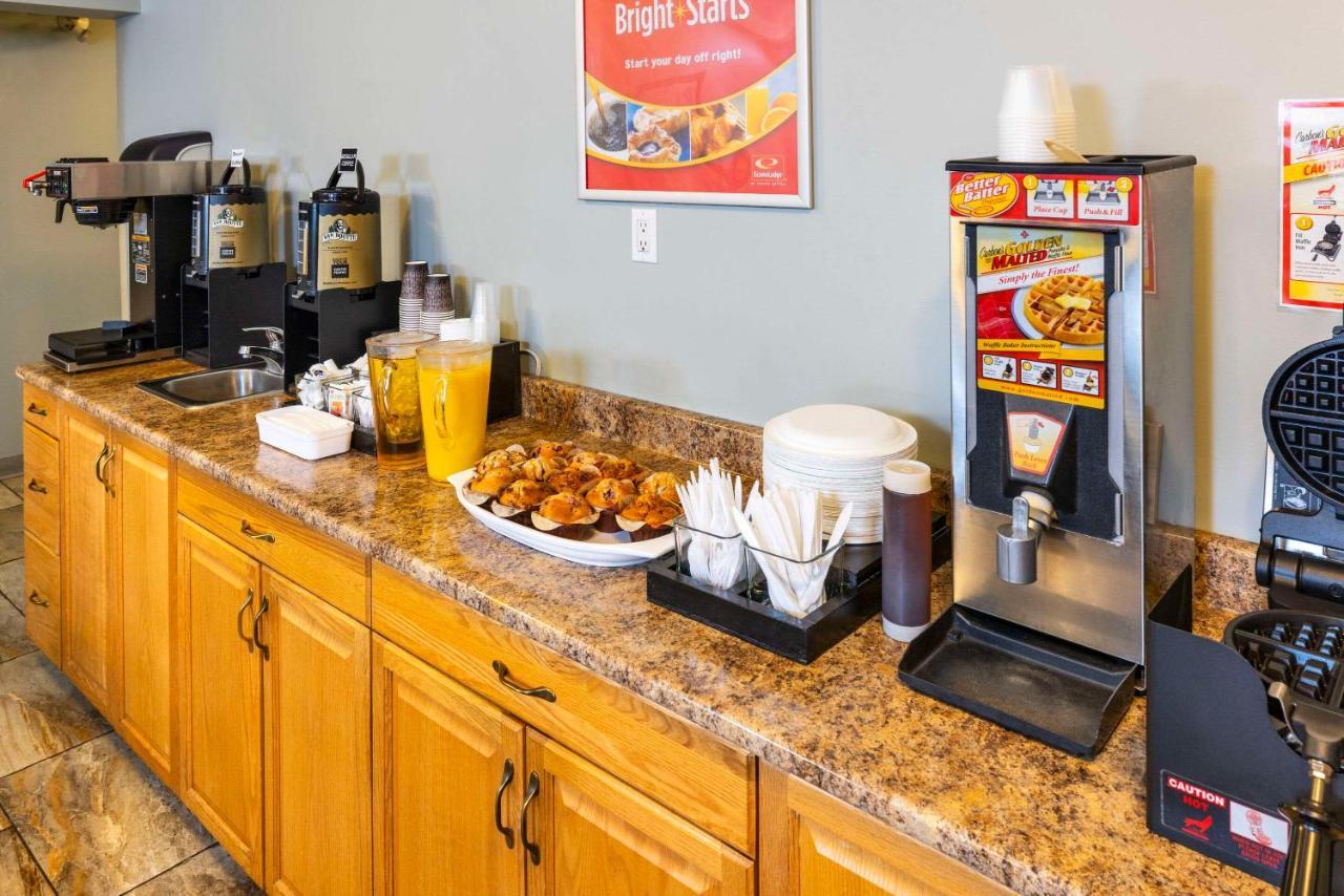 Econo Lodge Miramichi Bagian luar foto
