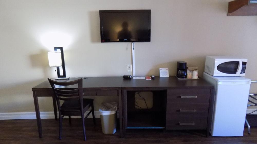 Econo Lodge Miramichi Bagian luar foto