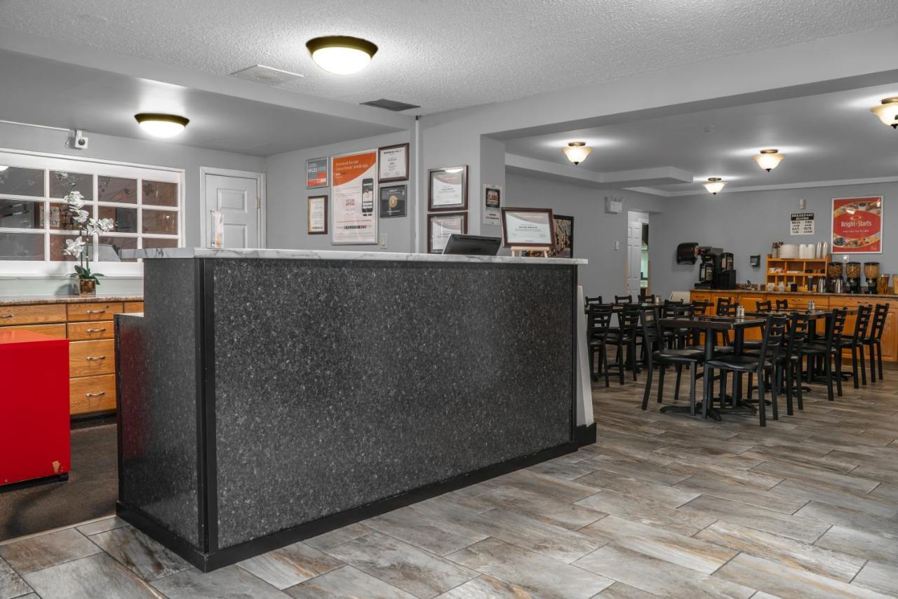 Econo Lodge Miramichi Bagian luar foto