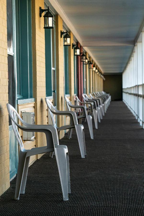 Econo Lodge Miramichi Bagian luar foto